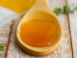Propolis ou miel : quelle différence pour apaiser la gorge ?