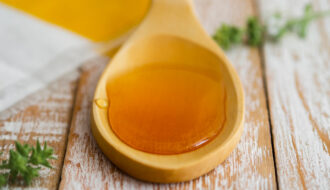 Propolis ou miel : quelle différence pour apaiser la gorge ?